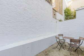 Outdoor dining - Bright Studio Flat with Private Patio, Fulham (Greater London)