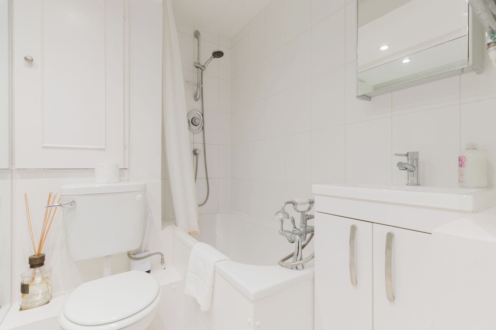 Ein modernes Badezimmer mit Toilette, Dusche und Waschbecken.