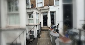 Exterior detail - Bright Studio Flat with Private Patio, Fulham (Greater London)