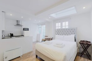 Internet, bed sheets - Bright Studio Flat with Private Patio, Fulham (Greater London)