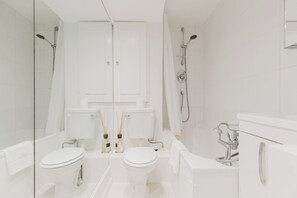 Shower - Bright Studio Flat with Private Patio, Fulham (Greater London)