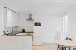 Micro-ondes, four, plaque de cuisson, cafetière/bouilloire