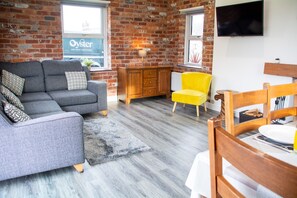 TV, fireplace - Bryn Bethel - sleeps 6 guests in 3 bedrooms (Caernarfon)