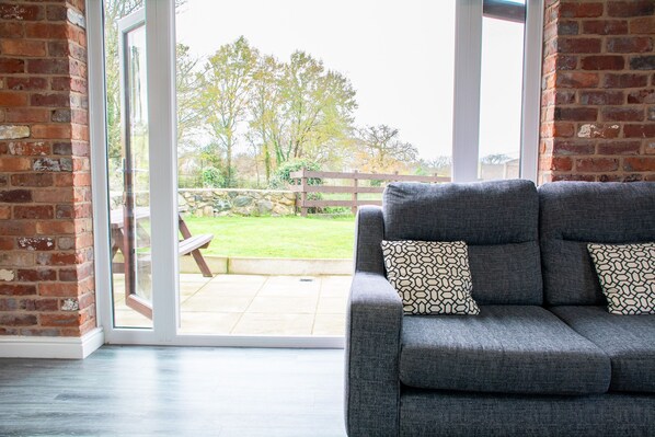 TV, fireplace - Bryn Bethel - sleeps 6 guests in 3 bedrooms (Caernarfon)