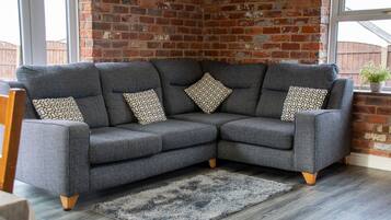 Una televisión, una chimenea