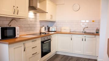 Frigorífico, microondas, tostadora y mesa de comedor