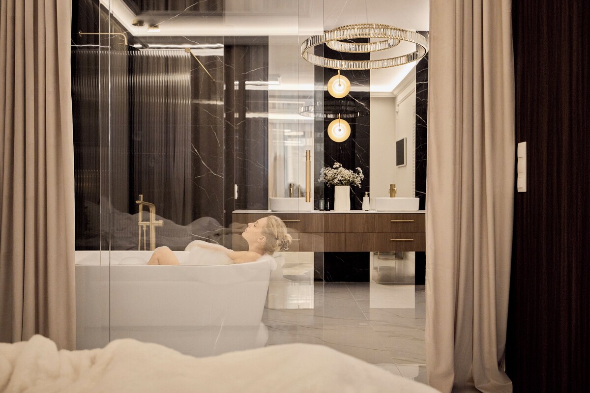 Deluxe studio suite, 1 tweepersoonsbed met slaapbank, bubbelbad | Badkamer | Gratis toiletartikelen, een haardroger, handdoeken, zeep
