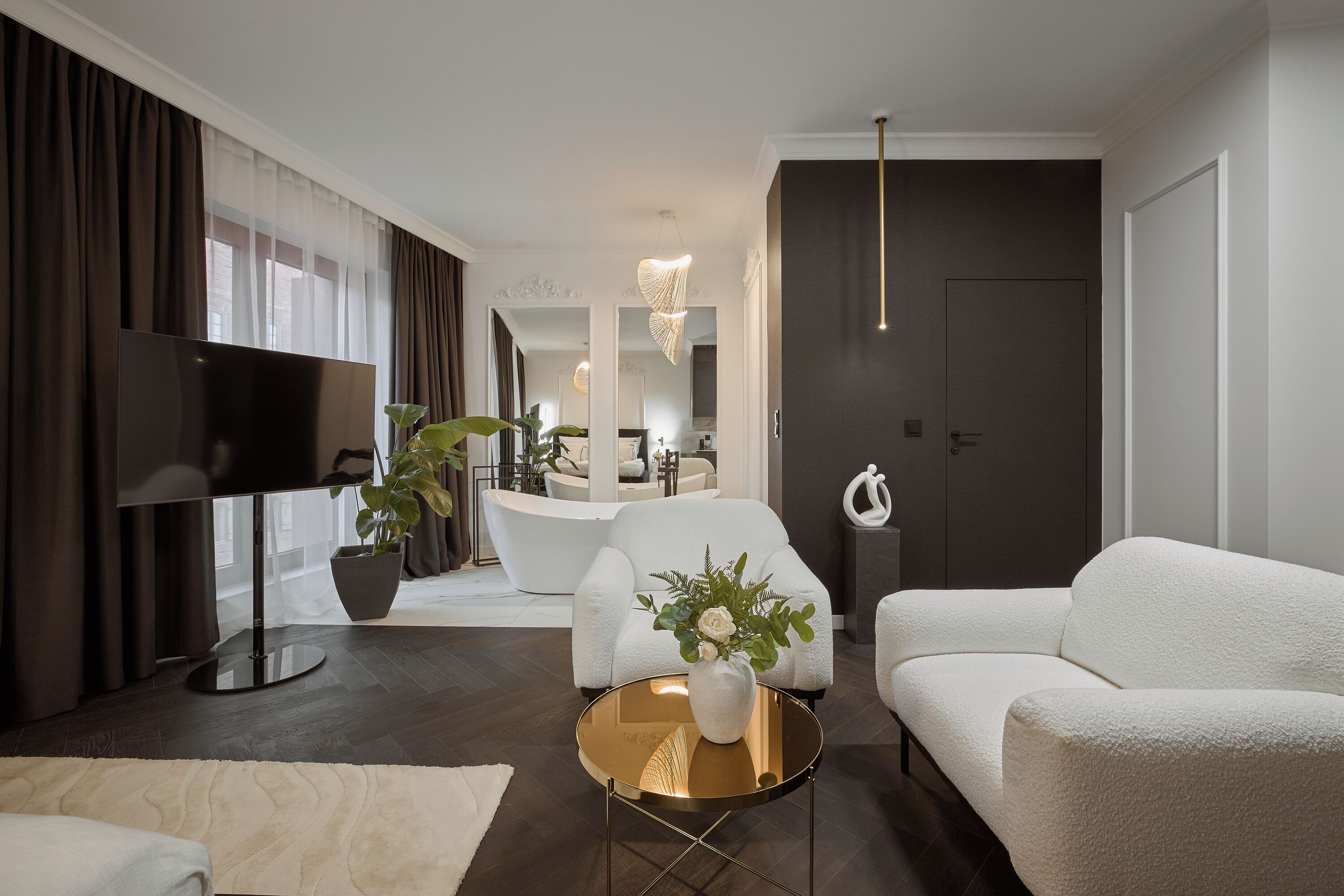 Superior Studio, Bathtub