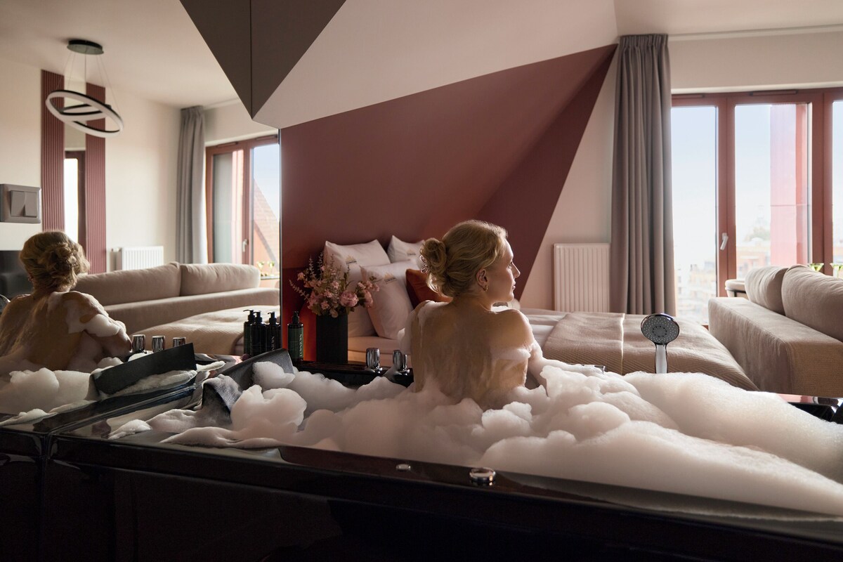 Deluxe studio suite, bubbelbad | Woonruimte | Een 40-inch flatscreentelevisie met kabelzenders