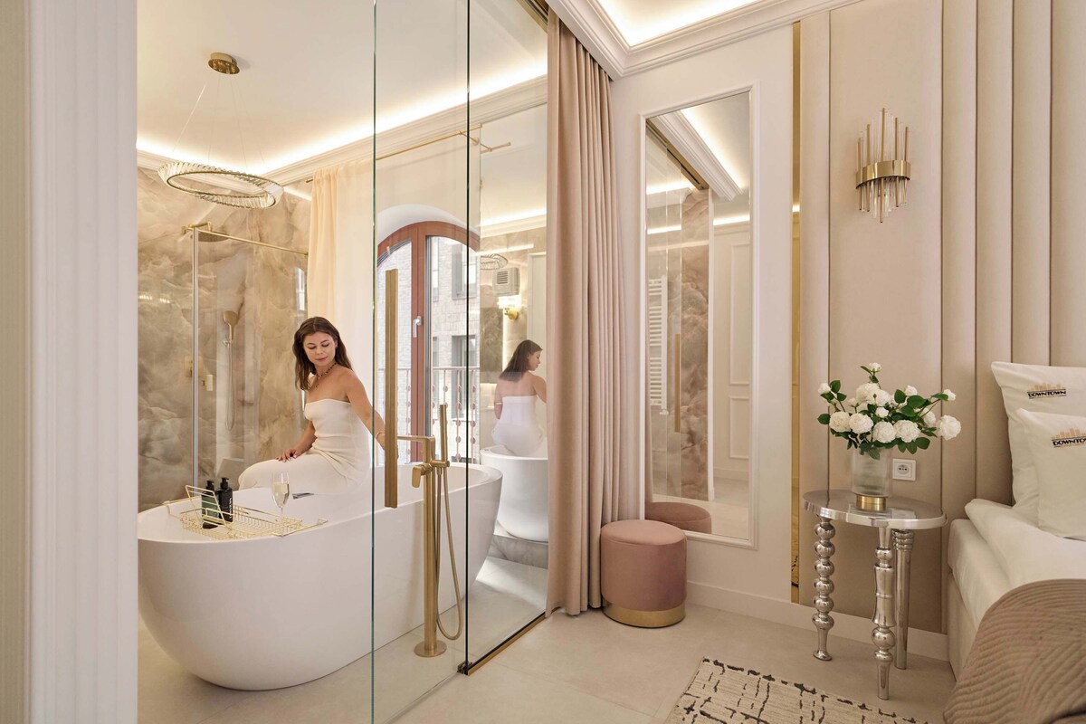 Superior studio suite, bubbelbad | Badkamer | Gratis toiletartikelen, een haardroger, handdoeken, zeep