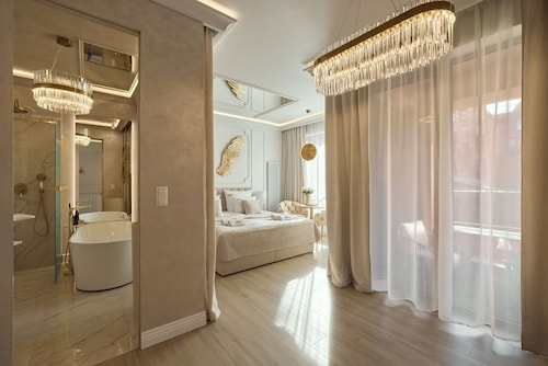Granaria Jacuzzi Deluxe Suites by Downtown Apartments