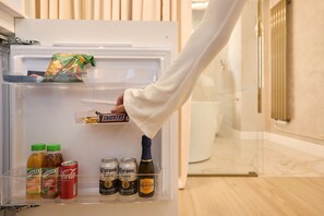 Fridge, coffee/tea maker, electric kettle, high chair - Granaria Jacuzzi Deluxe Suites by Downtown Apartments (Gdańsk)
