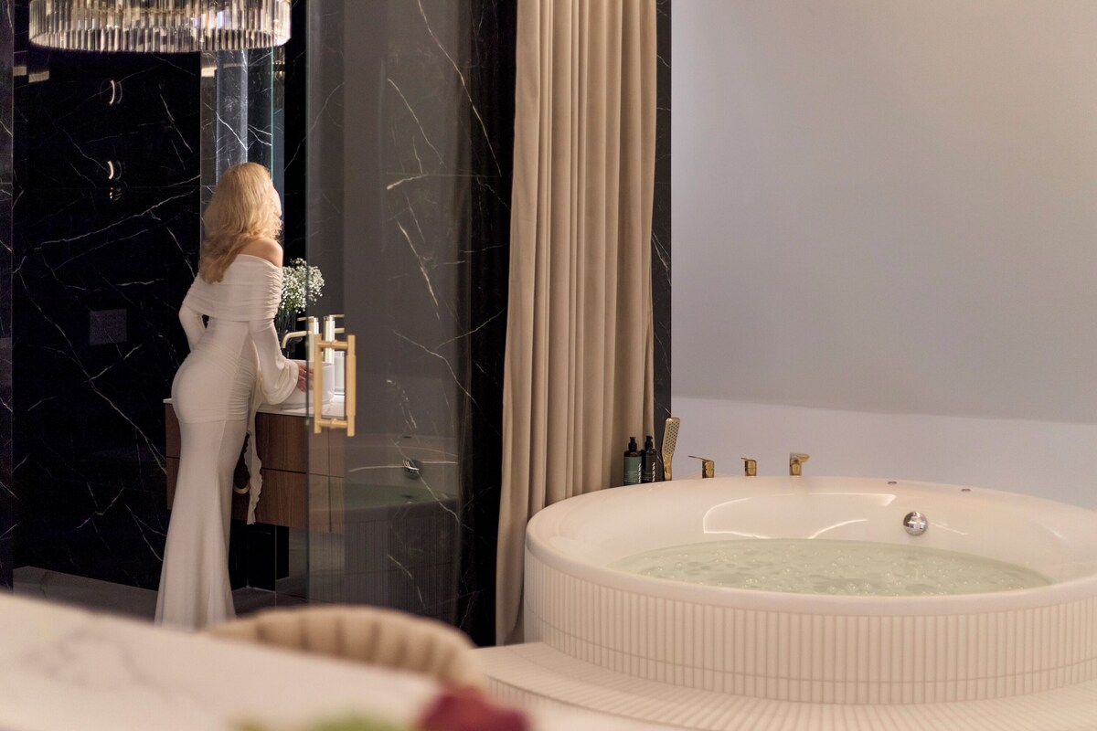 Deluxe studio suite, 1 tweepersoonsbed met slaapbank, bubbelbad | Badkamer | Gratis toiletartikelen, een haardroger, handdoeken, zeep