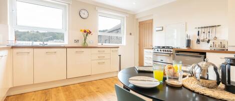 Kylskåp, mikrovågsugn och matbord