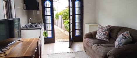 Studio, 1 Bedroom, Smoking, Patio | Living room