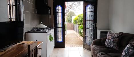 Studio, 1 Bedroom, Smoking, Patio | Living room