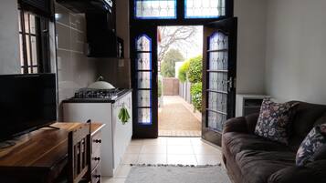 Studio, 1 Bedroom, Smoking, Patio | Living room