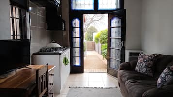 Studio, 1 chambre, fumeur, patio | Salle de séjour