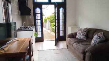 Studio, 1 Bedroom, Smoking, Patio | Living room