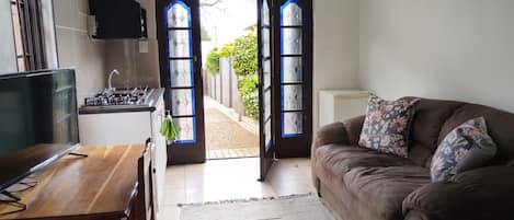 Studio, 1 Bedroom, Smoking, Patio | Living room