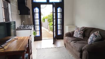 Studio, 1 Bedroom, Smoking, Patio | Living room