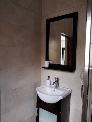 Studio, 1 chambre, fumeurs, patio | Salle de bain