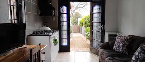 Studio, 1 Bedroom, Smoking, Patio | Living room