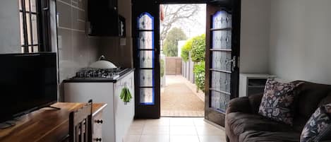 Studio, 1 Bedroom, Smoking, Patio | Living room