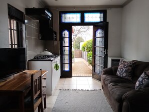 Studio, 1 Bedroom, Smoking, Patio | Living room