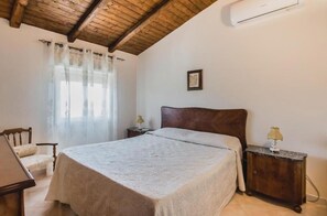 3 多间卧室、熨斗/熨衣板、上网接入、床单