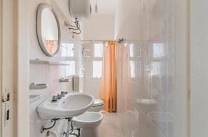 シャワー、ヘアドライヤー、ビデ、タオル