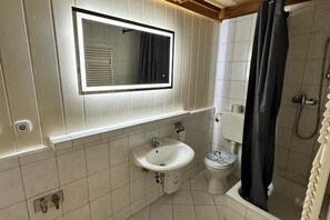 A bathroom with a sink, toilet, and shower. - Workshop 17 - Chilling & barbecuing (Treuenbrietzen)