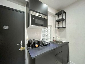 Fridge, microwave, oven, coffee/tea maker