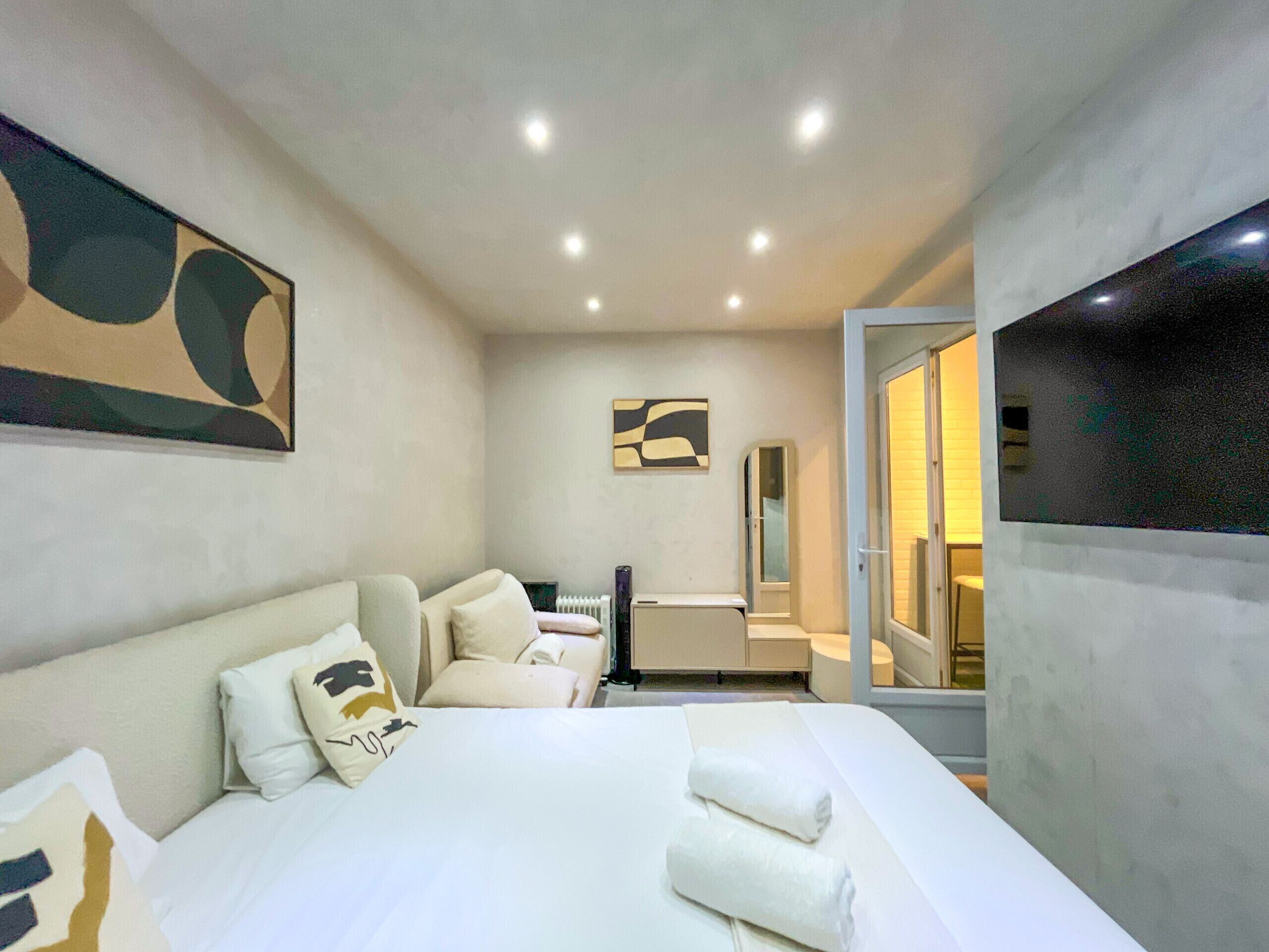 Een strijkplank/strijkijzer, gratis wifi, beddengoed