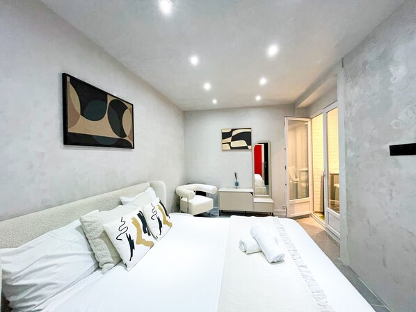 Iron/ironing board, free WiFi, bed sheets