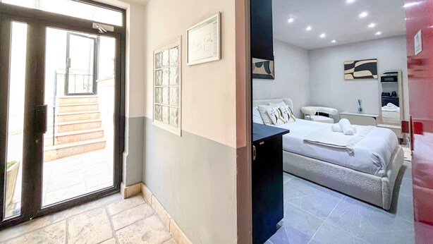 Una habitación de hotel con cama, escritorio y baño.