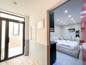 Ein Hotelzimmer mit Bett, Schreibtisch und Bad.