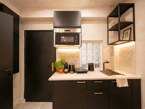 Private kitchen - UrbanFlat 11 - Cosy king studio near champs Elysees (París)