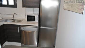 Kühlschrank, Mikrowelle, Ofen, Geschirrspüler