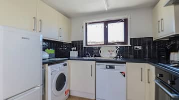 Cottage | Bếp riêng | Máy rửa bát, dụng cụ nấu nướng/bát dĩa/dao nĩa