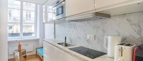 Frigorífico, microondas, placa de cocina y cafetera o tetera