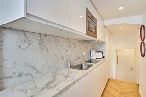 Fridge, microwave, stovetop, coffee/tea maker - Charming Studio - Louvre & Palais Royal (Paris)