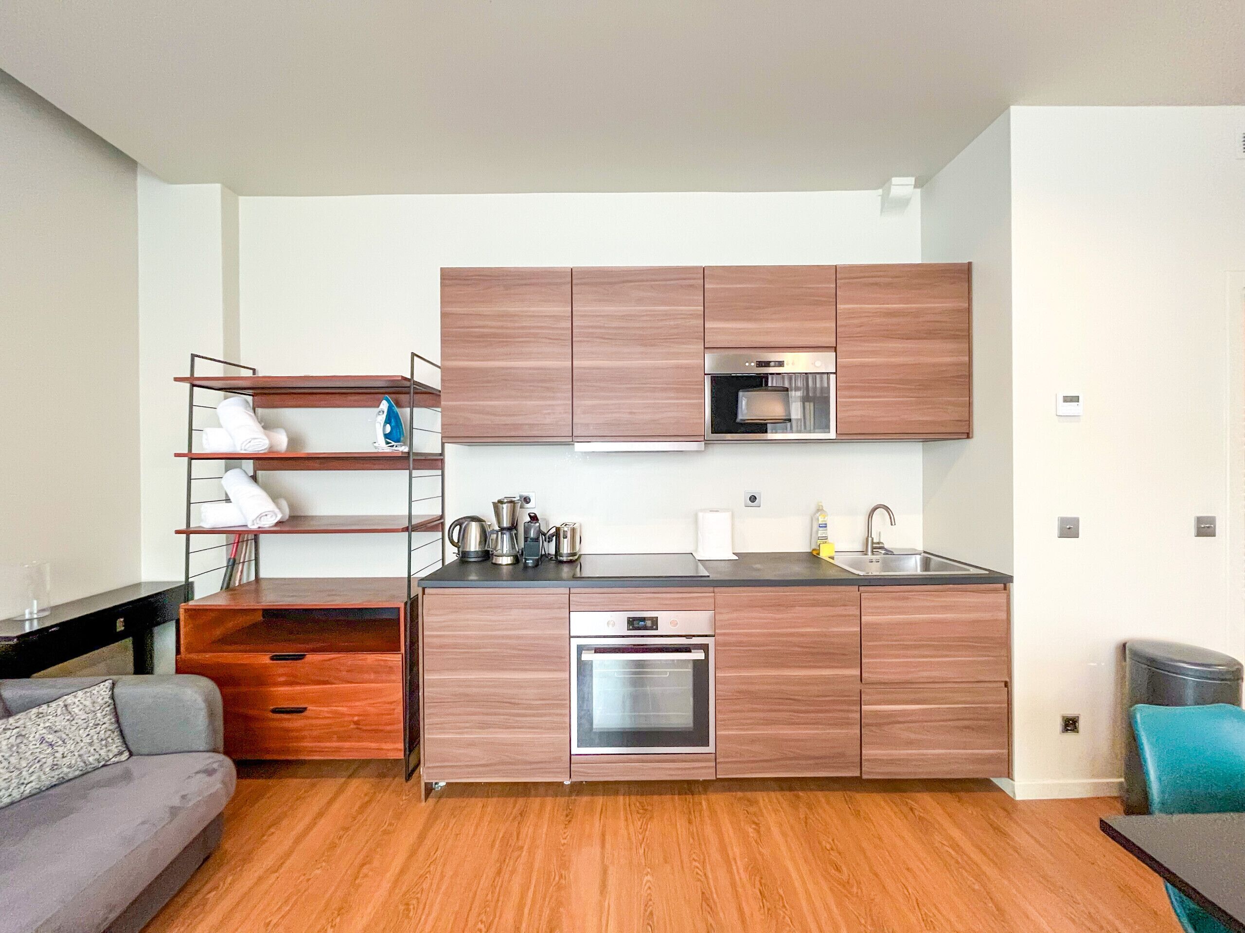 Kühlschrank, Mikrowelle, Ofen, Wasserkocher mit Kaffee-/Teezubehör