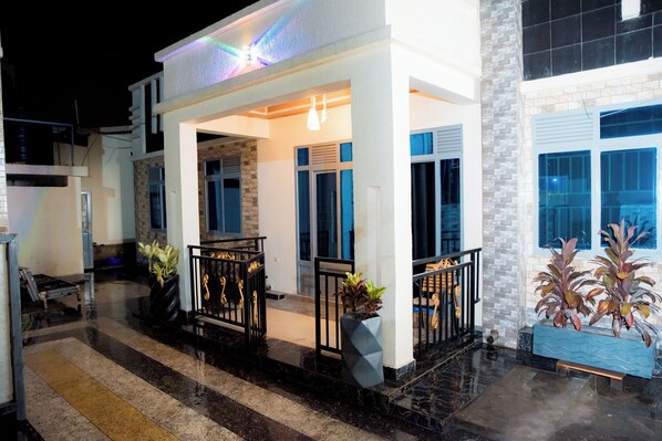 Exterior - The Moon Geust House (Gisenyi)