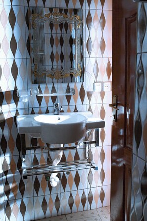 Shower, slippers, towels, soap - The Moon Geust House (Gisenyi)