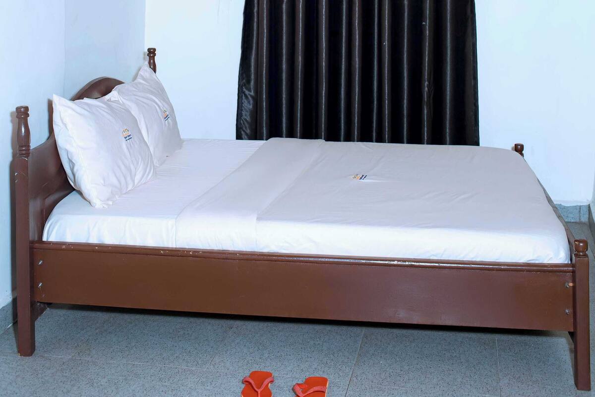 Desk, laptop workspace, iron/ironing board, free WiFi