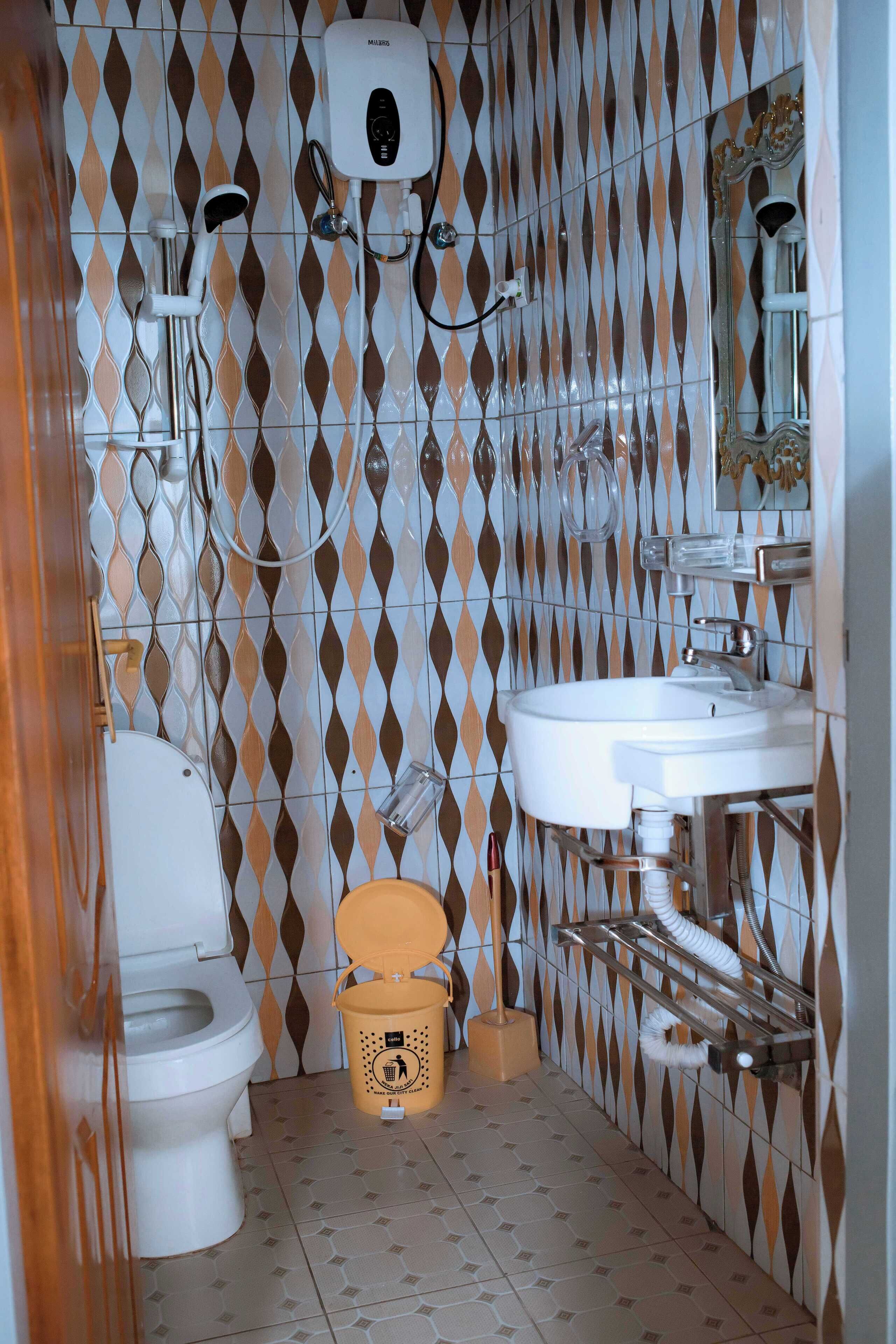 A bathroom with a toilet, bidet, and sink.