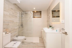 Shower, hair dryer, bidet, towels - Los Cristianos Penthouse Alma Homes (Los Cristianos)
