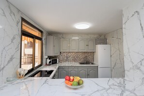 Jääkaappi, mikroaaltouuni, uuni, liesi