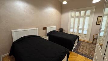4 habitaciones, tabla de planchar con plancha y wifi